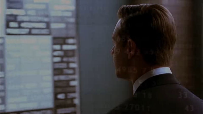 Matematičar posmatra tablu sa formulama u sceni iz filma A Beautiful Mind