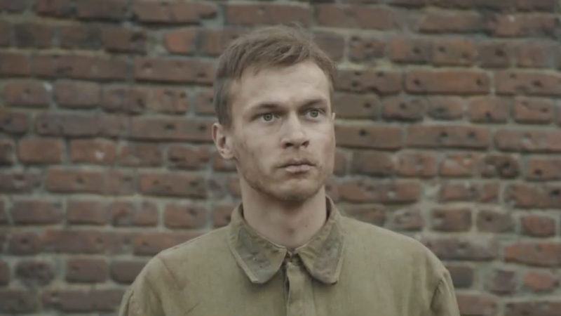 Vojnik stoji ispred zida od cigle u sceni iz filma Pohod na Berlin inspirisanog stvarnim događajima