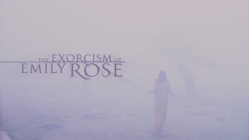 Maglovita scena sa siluetom devojke i naslovom filma The Exorcism of Emily Rose