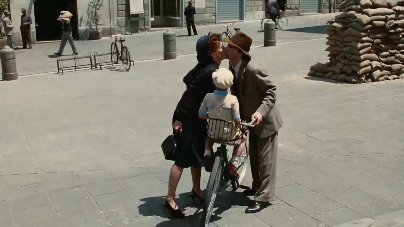 Porodična scena iz filma „La Vita è Bella“ gde otac vozi sina na biciklu kroz grad
