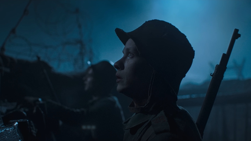 Vojnik u rovovima tokom noćne scene iz filma „Na zapadu ništa novo“