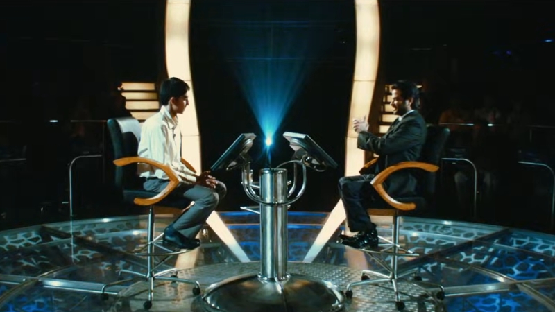 Glavna scena iz filma Slumdog Millionaire tokom kviza „Ko želi da bude milioner“, gde se Jamal suočava sa poslednjim pitanjem